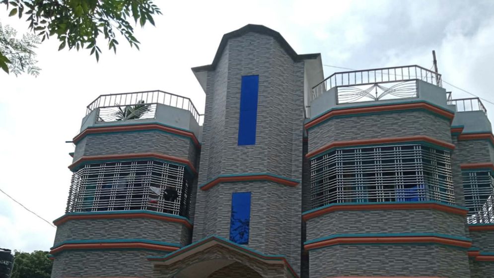 আয়ের উৎস নেই, কিন্তু রাজকীয় জীবনযাপন তাদের