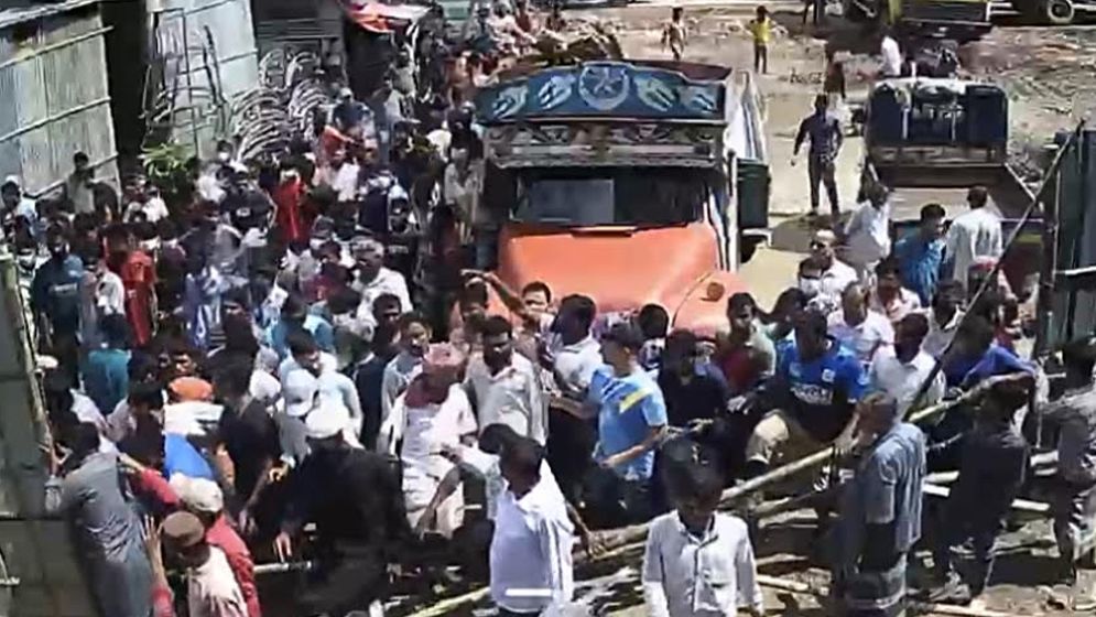 মোহাম্মদপুরে ১৭ কাঠা জমি নিয়ে হামলা-ভাঙচুর, লুটপাটের অভিযোগ