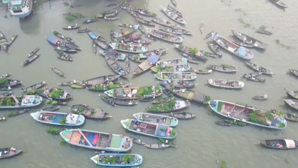 ভাসমান হাটে চার ঘণ্টায় বিক্রি কোটি টাকা