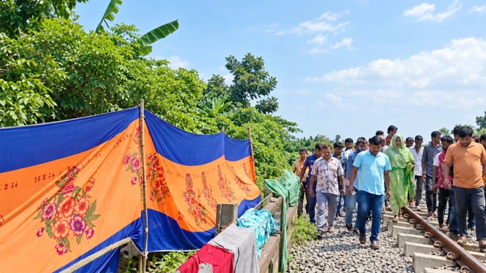 পর্দা টাঙিয়ে রেলের জমিতে ভবন নির্মাণের অভিযোগ