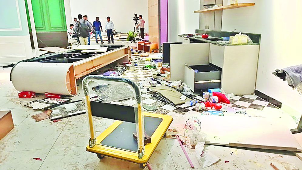 সালমানের স্টুডিওতে হামলা ভাঙচুর গুলি লুটপাট