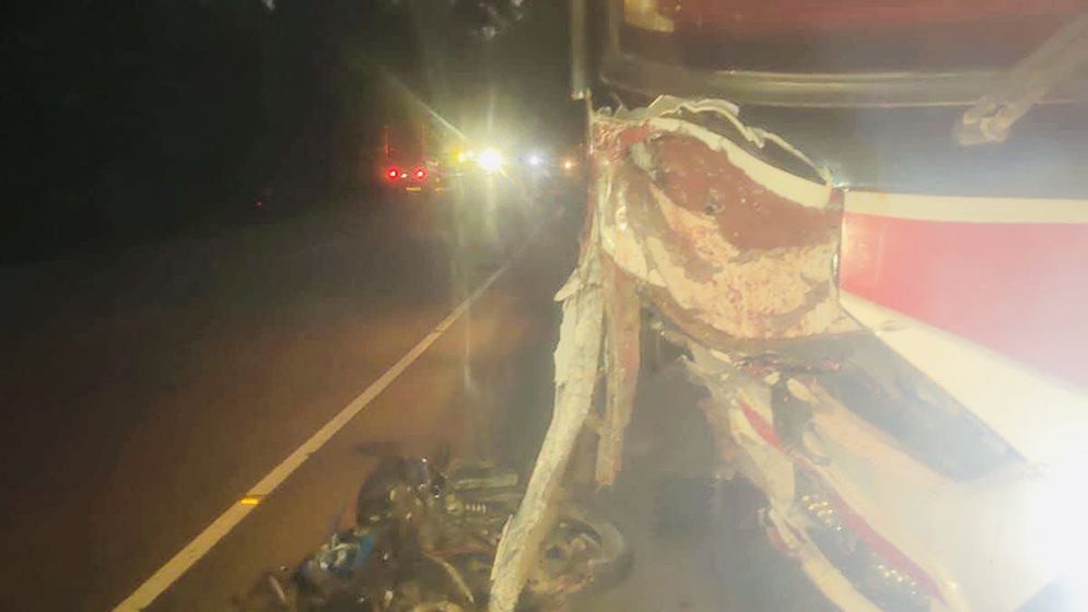 বাসের ধাক্কায় মোটরসাইকেল আরোহী তিন বন্ধু নিহত