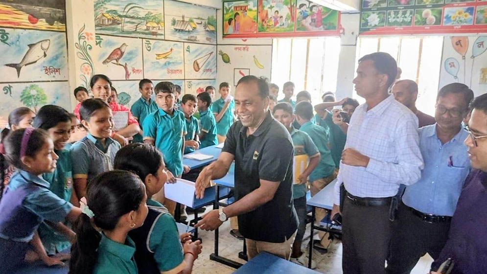 ডেপুটি স্পিকারের অটোগ্রাফ পেয়ে আনন্দে উচ্ছ্বসিত শিক্ষার্থীরা