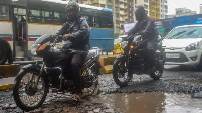 ভাঙা-গর্ত রাস্তায় বাইক চালাবেন যেভাবে