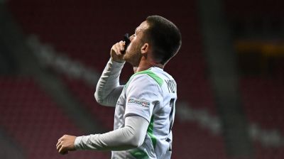 ইসরাইলের জালে বল জড়িয়ে কেন কালো আর্মব্যান্ডে চুমু খেলেন আইরিশ ফুটবলার?
