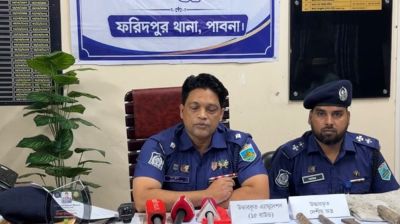 পাবনায় বটগাছের নিচে বস্তায় মিলল গুলি-অস্ত্র
