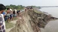 সাতক্ষীরায় বেড়িবাঁধে ভাঙন, শঙ্কায় ১০ গ্রামের মানুষ