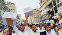 চাঁদাবাজির প্রতিবাদে ‘গণভিক্ষা’ করলেন হাসনাত-পাটওয়ারী
