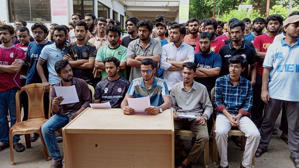 মুক্তি পেলেও ক্যাম্পাস ছাড়তে পারছেন না অধ্যক্ষসহ শিক্ষকরা