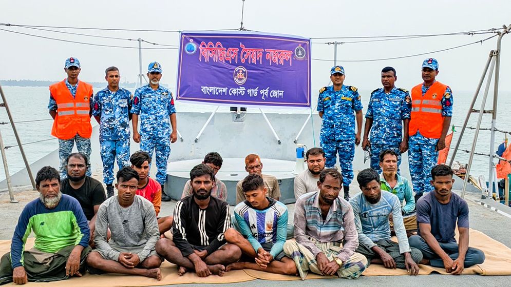গভীর সমুদ্রে ইঞ্জিন বিকল, ভাসতে থাকা ১৩ জেলে উদ্ধার