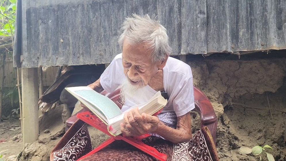 ১২৩ বছরেও চশমা ছাড়া কুরআন পড়েন আব্বাস