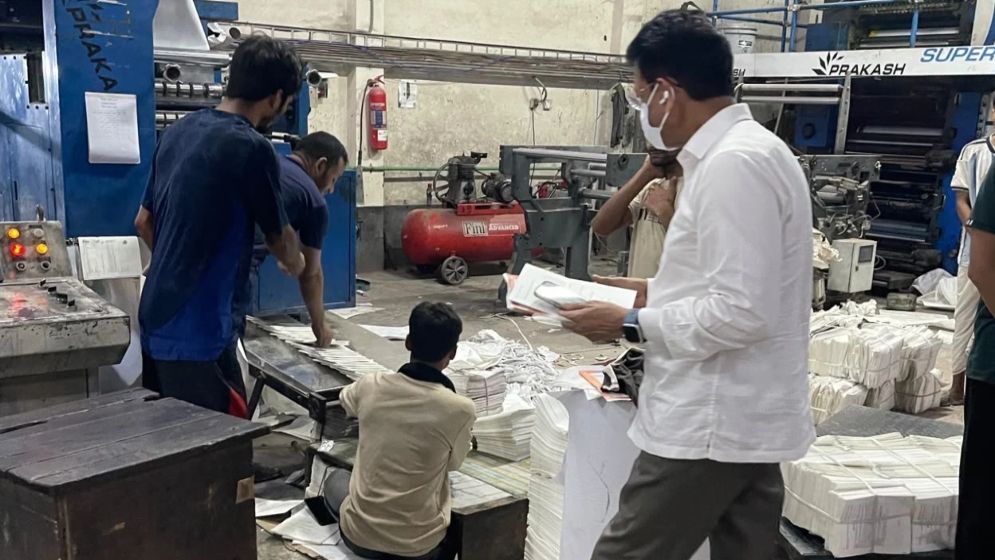 মধ্যরাতে ছাপাখানায় শিক্ষামন্ত্রী, যাচাই করলেন বইয়ের মান