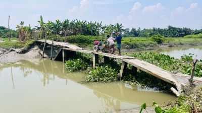 সেতু ধসে দুর্ভোগে ৫ হাজার গ্রামবাসী, ভরসা বাঁশের চাটাই-ভেলা