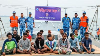 গভীর সমুদ্রে ইঞ্জিন বিকল, ভাসতে থাকা ১৩ জেলে উদ্ধার