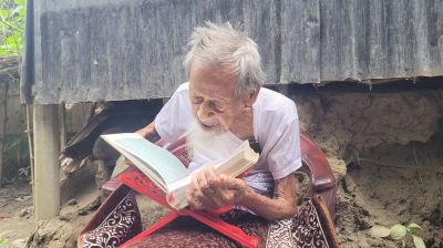 ১২৩ বছরেও চশমা ছাড়া কুরআন পড়েন আব্বাস
