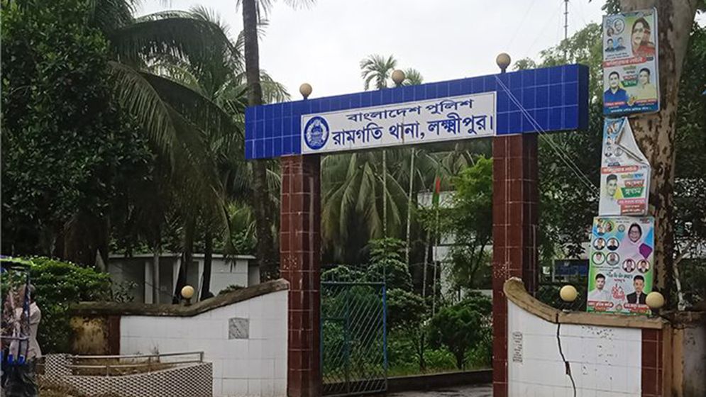 তরুণীর খাটের নিচে প্রেমিক, অতঃপর...