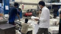 মধ্যরাতে ছাপাখানায় শিক্ষামন্ত্রী, যাচাই করলেন বইয়ের মান