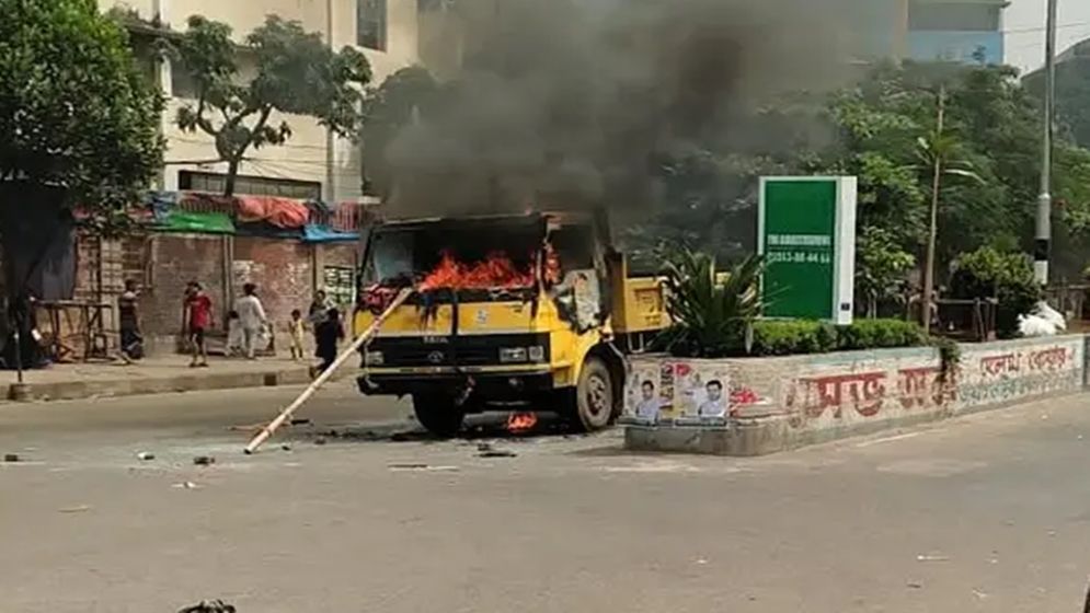 মিরপুরে ফুটপাত উচ্ছেদ অভিযানে সংঘর্ষ, তিনটি গাড়িতে আগুন