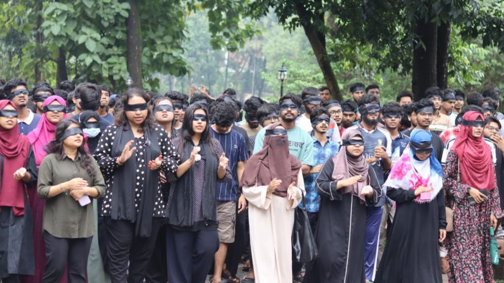 চোখে কালো কাপড় বেঁধে চুয়েট শিক্ষার্থীদের মিছিল