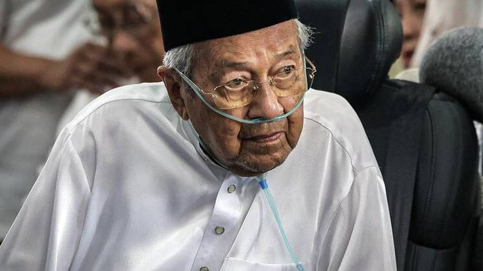 ১০১ বছর বয়সি মাহাথির হাসপাতালে