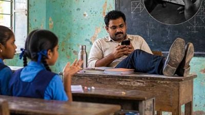 ক্লাস না নিয়ে টেবিলে পা তুলে গেম খেলেন শিক্ষক