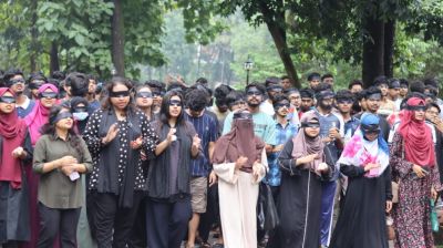 চোখে কালো কাপড় বেঁধে চুয়েট শিক্ষার্থীদের মিছিল