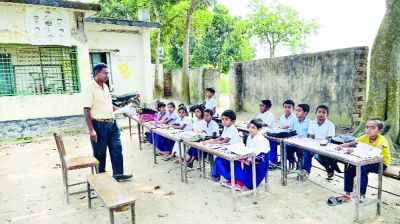 ঝুঁকি নিয়ে পাঠদান, আতঙ্ক