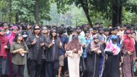 চোখে কালো কাপড় বেঁধে চুয়েট শিক্ষার্থীদের মিছিল