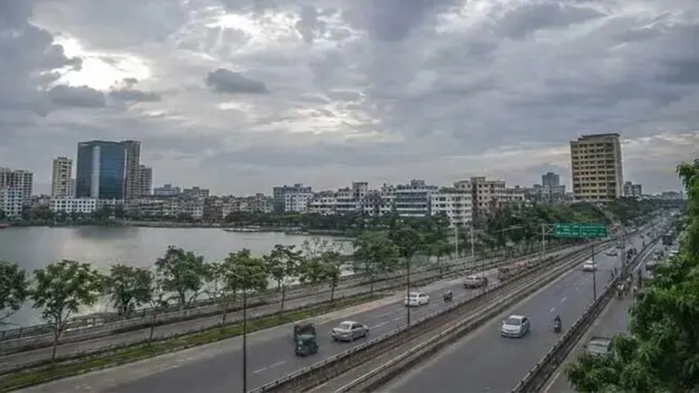 মেঘলা থাকতে পারে ঢাকার আকাশ, বৃষ্টি নিয়ে যা জানাল আবহাওয়া অফিস