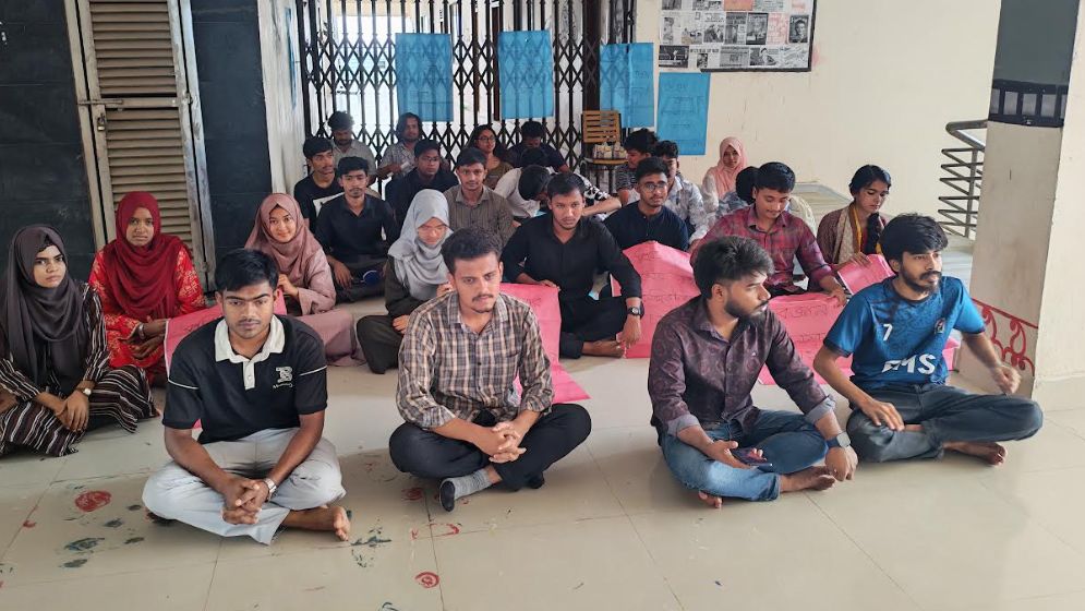 ২ দফা দাবিতে নজরুল বিশ্ববিদ্যালয়ের মিডিয়া স্টাডিজ বিভাগে শিক্ষার্থীদের তালা