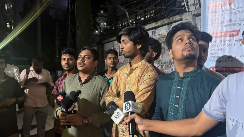 মুজিবের নামে হলের নামফলক পুনঃস্থাপনের উদ্যোগ, ডাকসু নেতাদের প্রতিবাদ
