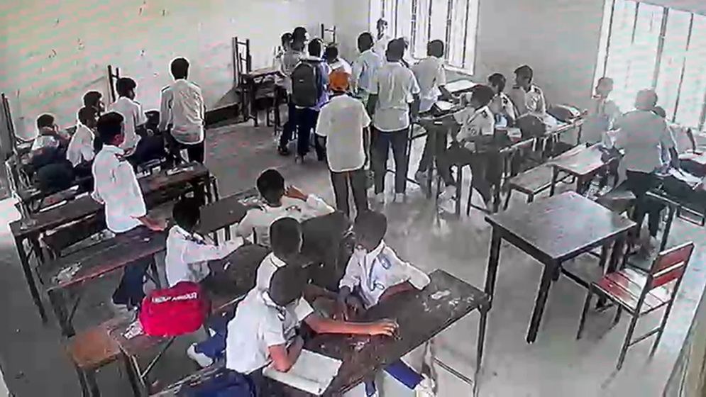 শ্রেণিকক্ষে ঢুকে ছাত্রকে তিনবার আছাড়, আটক ১