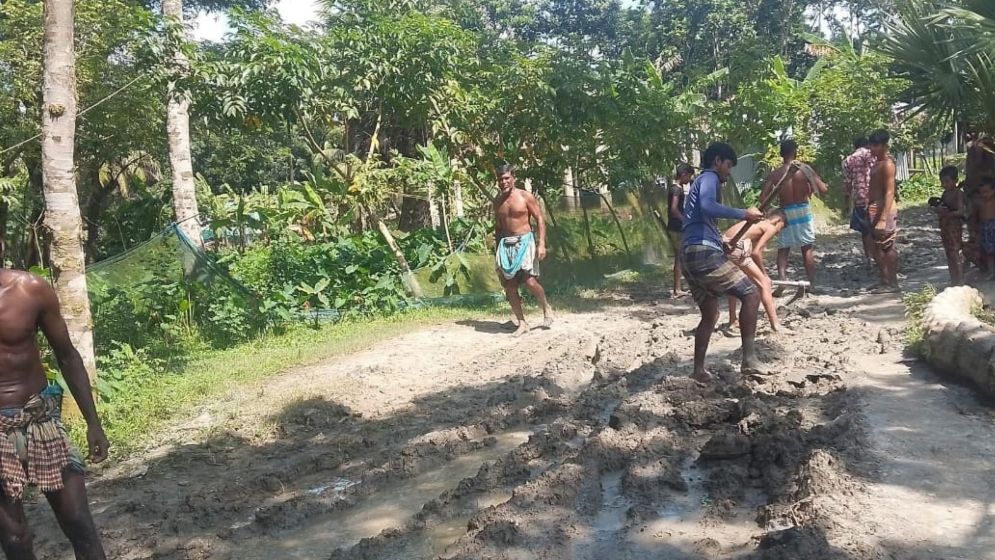 বেহাল রাস্তায় দুর্ভোগে মানুষ, রোগী নিতে হয় খাটিয়ায়