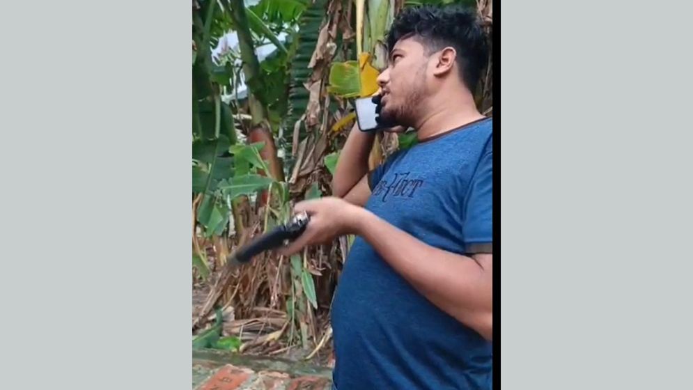 প্রকাশ্যে আগ্নেয়াস্ত্র হাতে শান্তর সিগারেট খাওয়ার ভিডিও ভাইরাল