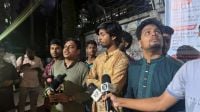 মুজিবের নামে হলের নামফলক পুনঃস্থাপনের উদ্যোগ, ডাকসু নেতাদের প্রতিবাদ