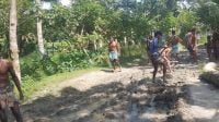বেহাল রাস্তায় দুর্ভোগে মানুষ, রোগী নিতে হয় খাটিয়ায়