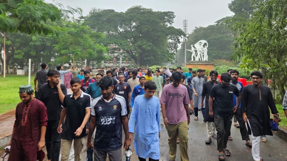 ছুটির দিনেও চুয়েটে শিক্ষার্থীদের বিক্ষোভ