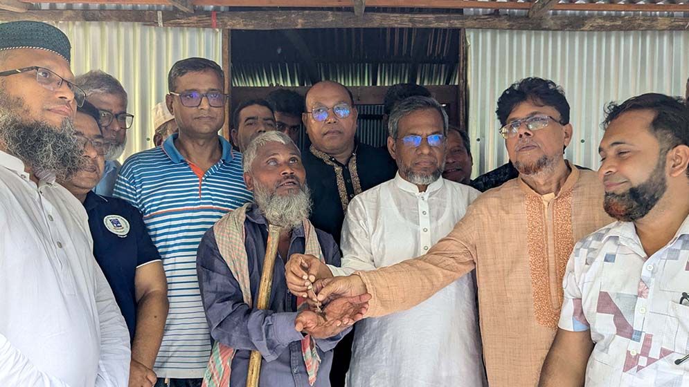পলিথিনের নিচে থাকা বাবা-ছেলে পেলেন নতুন ঘর