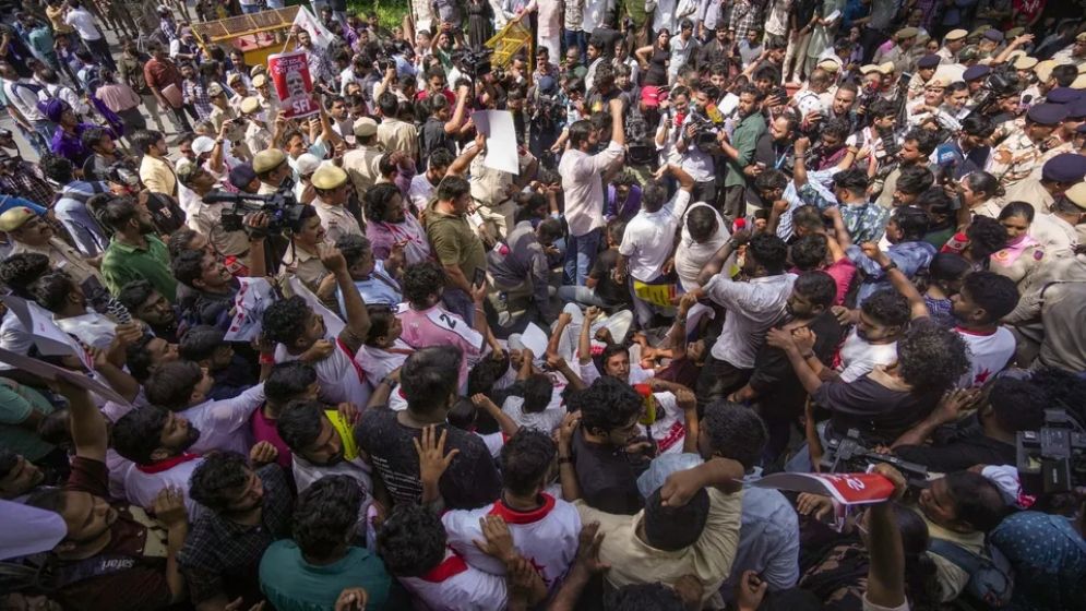 যন্তর মন্তরে বিক্ষোভকারীদের ওপর দমনপীড়ন, বন্ধ ইন্টারনেট