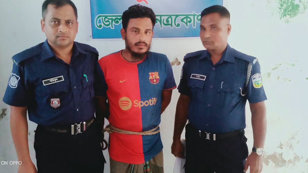 বিনাপয়সায় সিগারেট না দেওয়ায় দোকানির শরীরে আগুন