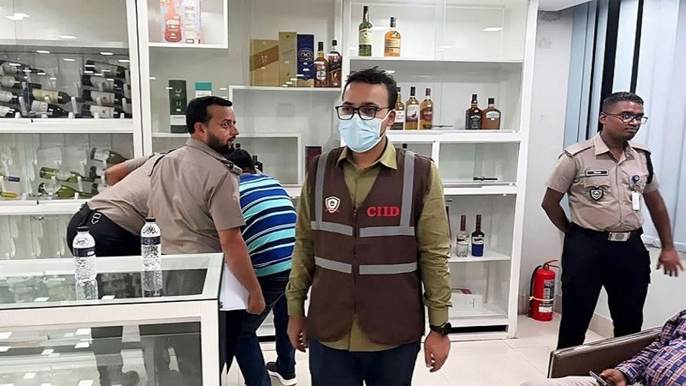 গুলশানে সালমান মুক্তাদিরের শ্বশুরের ৪ মদের গুদাম সিলগালা
