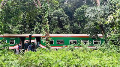 লাউয়াছড়া বনে বিচ্ছিন্ন সাত বগি, বাকি অংশ নিয়ে শ্রীমঙ্গলে ট্রেন