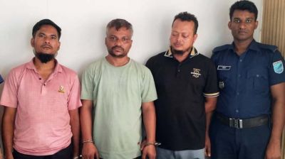 বিপুল পরিমাণ পাসপোর্টসহ জালিয়াত চক্রের ৩ সদস্য গ্রেফতার
