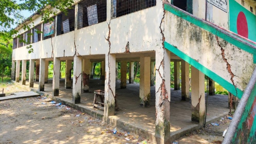 ৩৬ পিলারে ফাটল, ঝঁকি নিয়েই চলছে প্রাথমিকের পাঠদান