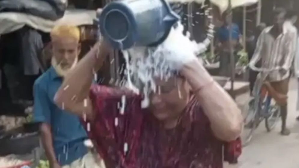 জামাইয়ের সঙ্গে মেয়ের বিচ্ছেদ, দুধ দিয়ে গোসল করলেন মা!