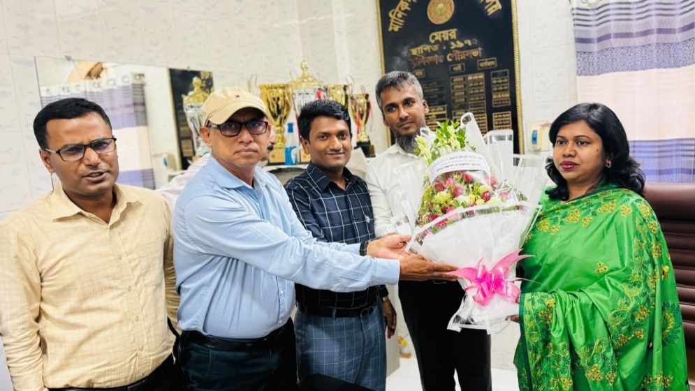 মানিকগঞ্জ পৌরসভায় যোগ দিলেন নতুন প্রশাসক