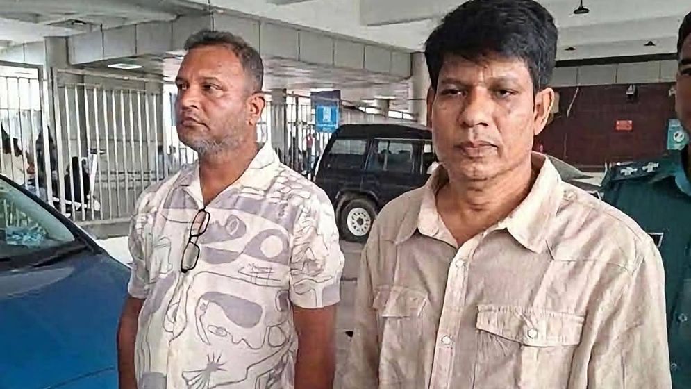 বিমানবন্দরে গাজীপুর জেলা স্বেচ্ছাসেবক লীগের সম্পাদকসহ গ্রেফতার ২