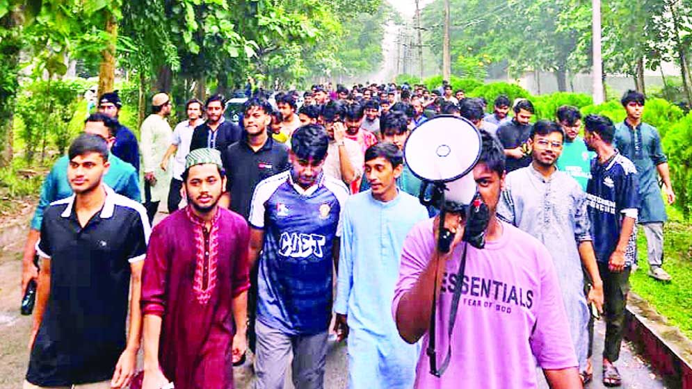 চুয়েটে ছুটির দিনেও বিক্ষোভ শিক্ষার্থীদের