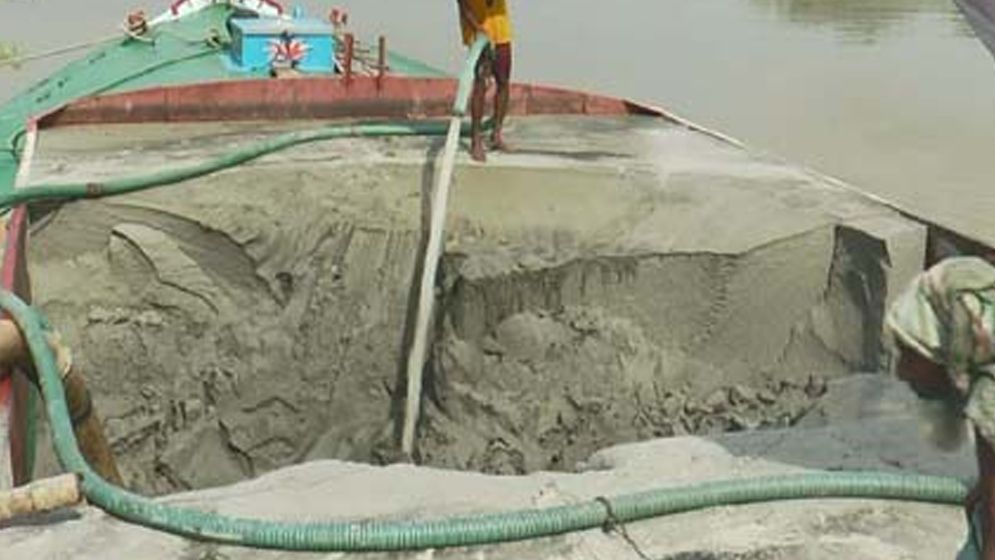 বরিশালে অবাধে নদীর বালু উত্তোলন, ভাঙনের শঙ্কা
