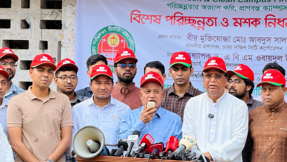 ঢাবি ক্যাম্পাসে ছাত্রদলের পরিচ্ছন্নতা ও মশক নিধন অভিযান